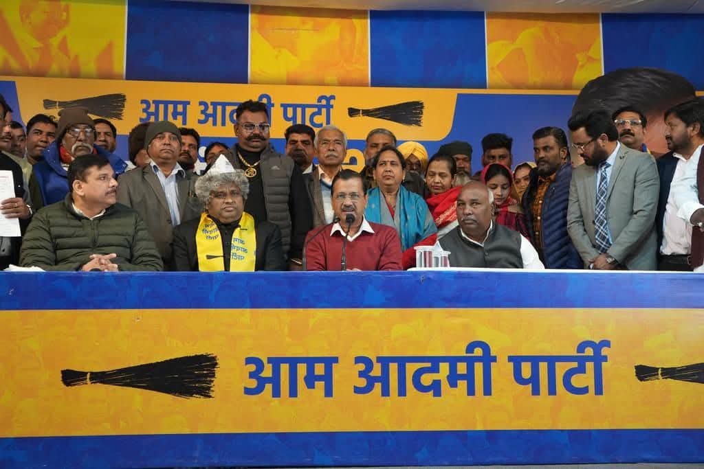 वाल्मीकि समाज के वरिष्ठ नेता श्री उदय गिल जी आज दिल्ली के पूर्व मुख्यमंत्री अरविंद केजरीवाल जी की उपस्थिति में आम आदमी पार्टी में शामिल हुए!