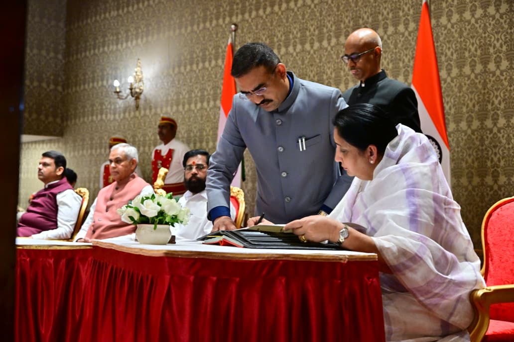 राज्यपाल आचार्य देवव्रत यांनी सुनेत्रा पवार यांना दिली उपमुख्यमंत्री पदाची शपथ!