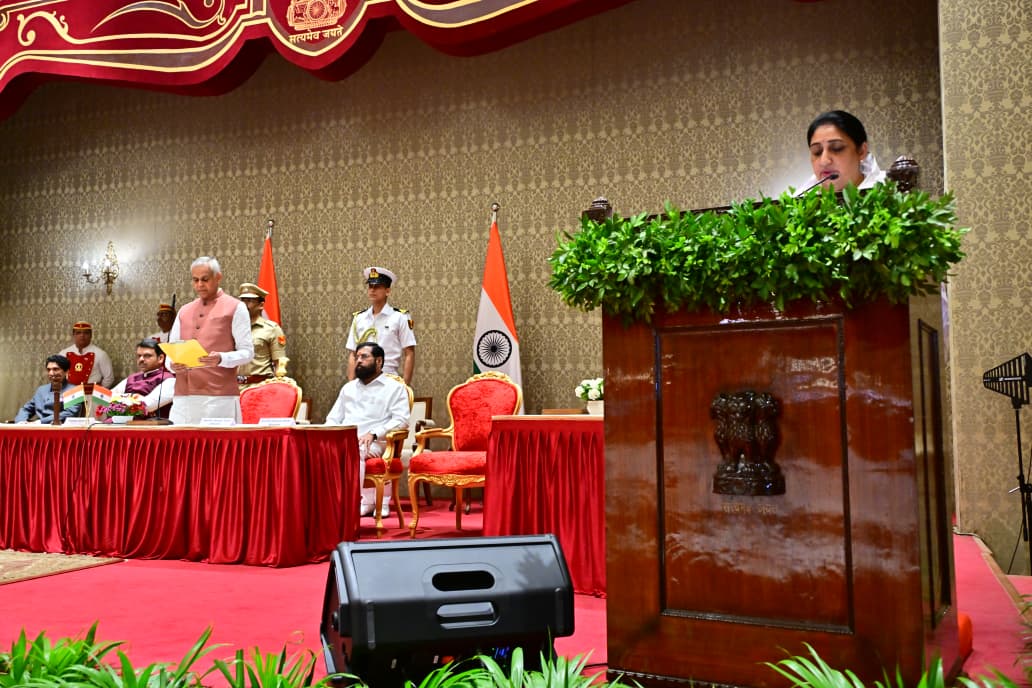 राज्यपाल आचार्य देवव्रत यांनी सुनेत्रा पवार यांना दिली उपमुख्यमंत्री पदाची शपथ!