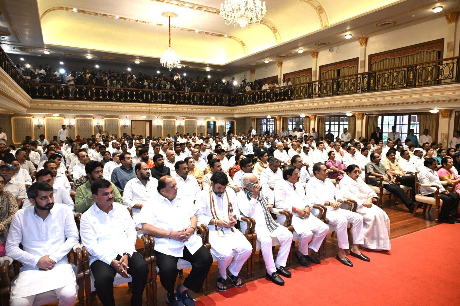 राज्यपाल आचार्य देवव्रत यांनी सुनेत्रा पवार यांना दिली उपमुख्यमंत्री पदाची शपथ!